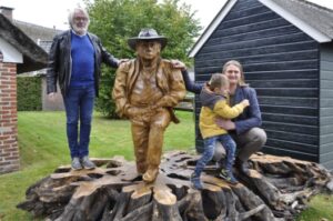 AAOverhandiging houtsculptuur Muskee Wever links Zwaan rechts 20211016 Aangepast